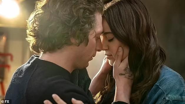 Jeremy Allen White e Molly Gordon em The Bear