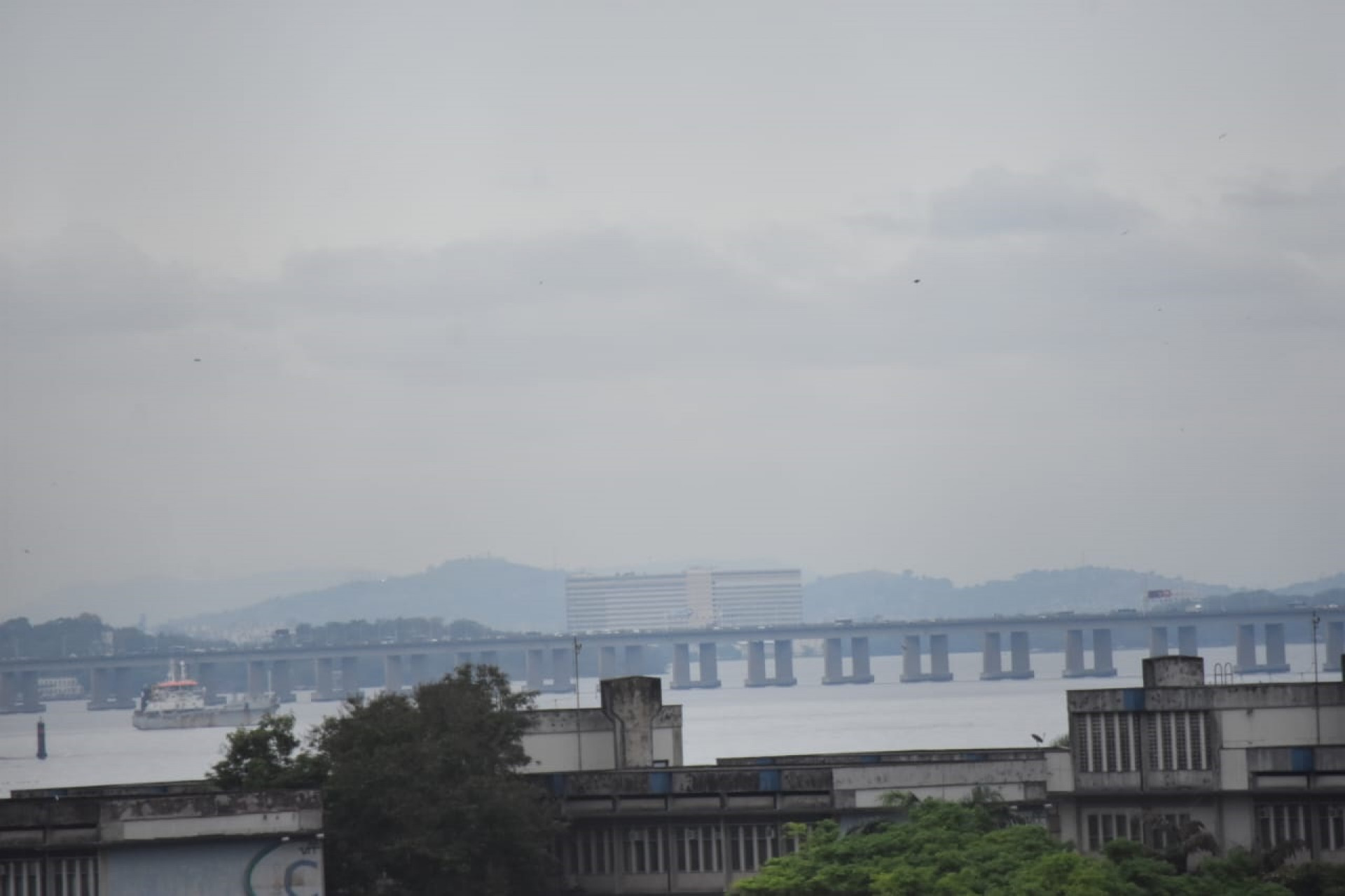 Vista da Baía de Guanabara, com o campus do Fundão da UFRJ ao fundo, mostra tempo nublado na manhã desta sexta-feira (11) - Divulgação / Agência O Dia