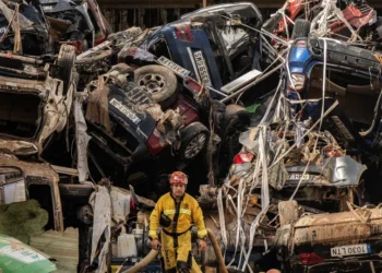 Governador de Valência renuncia um ano após enchente com 229 mortes