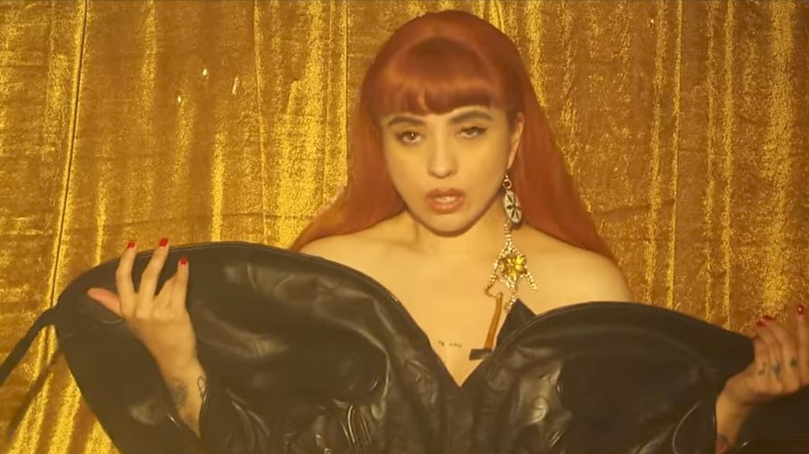 Mon Laferte no clipe La Mujer