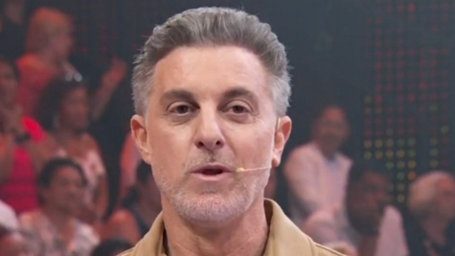 Luciano Huck fica sem graça após atitude de comediante
