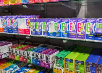 Após pressão sobre Trump, EUA autorizam primeiros vapes com sabor de frutas