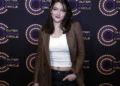 Atriz de 'The Pitt' critica gritos de fãs da série durante musical na Broadway