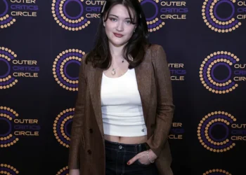 Atriz de 'The Pitt' critica gritos de fãs da série durante musical na Broadway