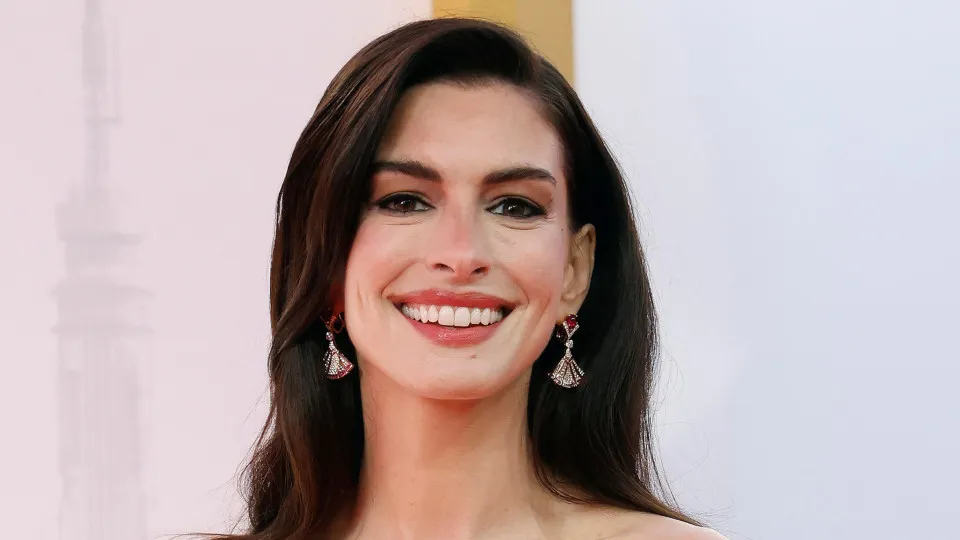 Catarata precoce deixou Anne Hathaway'praticamente cega' por dez anos