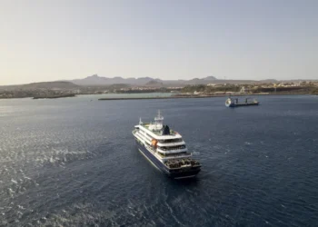 Navio de cruzeiro atingido por hantavírus retira passageiros doentes