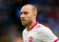 Christian Eriksen desmaia durante jogo da Dinamarca cinco anos após parada cardíaca