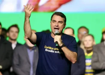 TCU arquiva representação de Flávio Bolsonaro contra ex-nora de Lula