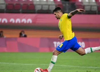 Bruno Guimarães faz campanha pela manutenção de Paquetá no meio-campo