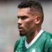 STJD suspende Paulinho, do Palmeiras, por gesto obsceno contra o Flamengo