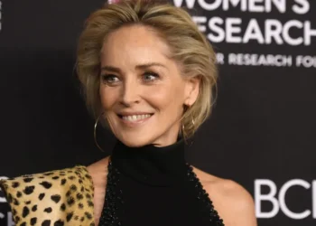 Sharon Stone diz que casamento acabou após ex rejeitar decisão de ela retirar as mamas