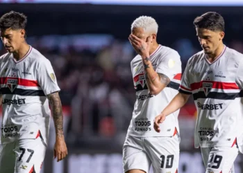 São Paulo fecha mês conturbado com lesões, troca de técnico e uma vitória