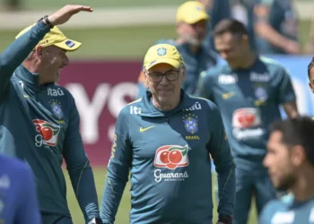 Ainda sem Neymar, Ancelotti mantém mistério sobre escalação para estreia na Copa