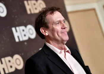 Hugh Laurie pede desculpas após atacar crítica de jornalista sobre