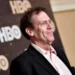 Hugh Laurie pede desculpas após atacar crítica de jornalista sobre