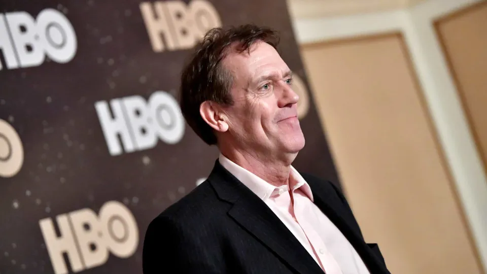 Hugh Laurie pede desculpas após atacar crítica de jornalista sobre