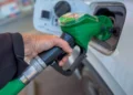 Petróleo despenca quase 5% e fica abaixo de US$ 90 após um mês e meio