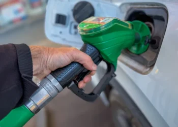 Petróleo despenca quase 5% e fica abaixo de US$ 90 após um mês e meio
