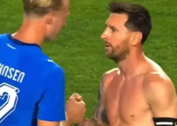 Jogador da Islândia faz revelação a Messi, e reação viraliza; vídeo