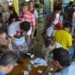 Prefeitura de São Paulo faz distribuição gratuita de álbuns e figurinhas da Copa