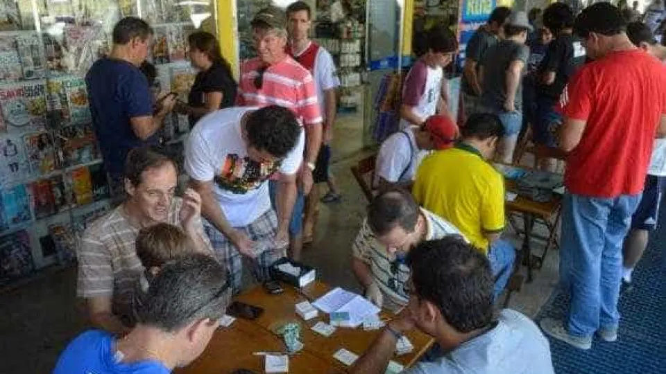Prefeitura de São Paulo faz distribuição gratuita de álbuns e figurinhas da Copa