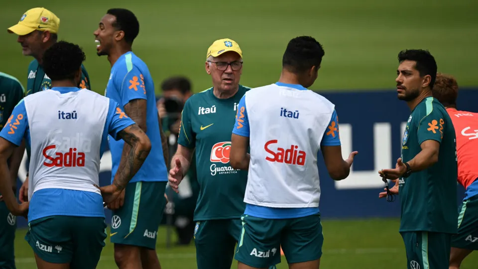 Ancelotti testa time e indica escalação do Brasil para a estreia