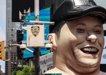 Protesto contra Grok e cetamina leva Musk inflável para ruas de NY