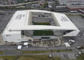 Corinthians muda campo e promete qualidade de quando estádio foi inaugurado