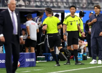 "O erro da Copa". Árbitro espanhol viola protocolo e levanta polêmica