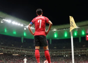 Polêmica na Copa: FIFA explica lugares vazios, mas não convence o público