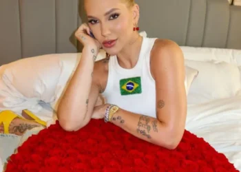 Virginia recebe flores no Dia dos Namorados e Vini Jr. reage