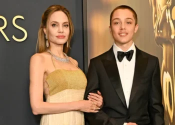 Filho de Angelina Jolie e Brad Pitt retira o sobrenome do pai de diploma