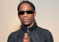 Travis Scott torce pelo Brasil durante jogo de estreia e ganha camisa autografada de Vini Jr.