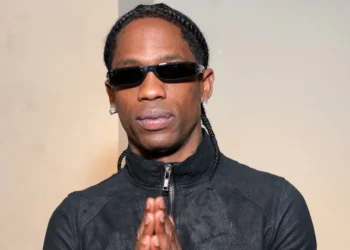Travis Scott torce pelo Brasil durante jogo de estreia e ganha camisa autografada de Vini Jr.