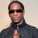 Travis Scott torce pelo Brasil durante jogo de estreia e ganha camisa autografada de Vini Jr.