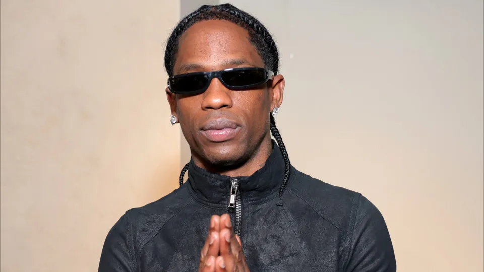 Travis Scott torce pelo Brasil durante jogo de estreia e ganha camisa autografada de Vini Jr.