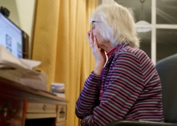 Conheça o casal 60+ que ensina idosos a lidar com tecnologia e evitar golpes