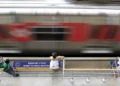 Criança cai em vão entre trem e plataforma de estação da linha 9-esmeralda em SP