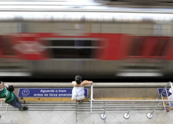 Criança cai em vão entre trem e plataforma de estação da linha 9-esmeralda em SP