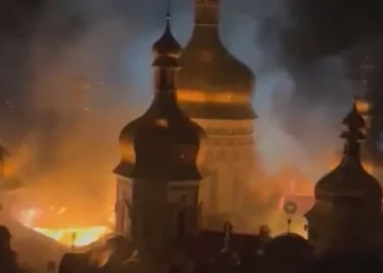'Um dos locais cristãos mais sagrados em chamas' após ataque russo a Kyiv