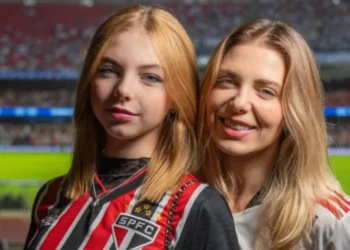 Filha de Sheila Mello brinca com fama da mãe em show de Matuê: