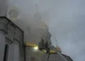 Mosteiro histórico ucraniano pega fogo em ataque russo que mata 11, dizem autoridades