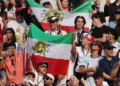 Torcedores do Irã exibem bandeira política