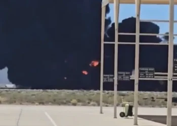 Vídeos mostram destruição deixada após queda de bombardeiro nos EUA