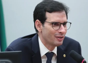 Relator mudará projeto de lei sobre 6x1 para evitar impacto de horas extras sobre empresas