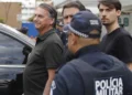 Arma de Jair Bolsonaro é apreendida com militar durante blitz no DF