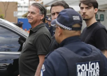 Arma de Jair Bolsonaro é apreendida com militar durante blitz no DF
