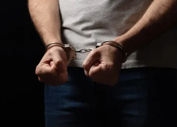 Homem mata terapeuta da fala após encontrar filho despido no consultório