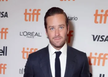 Armie Hammer, acusado de crimes sexuais, retorna com filme supostamente racista