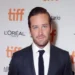 Armie Hammer, acusado de crimes sexuais, retorna com filme supostamente racista
